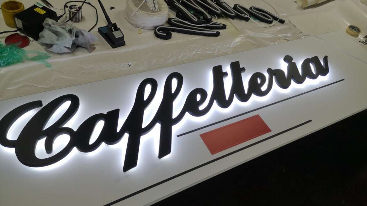 Insegna retroilluminata: che vantaggi dà e perché sceglierla.