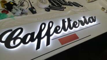 Insegna retroilluminata: che vantaggi dà e perché sceglierla.